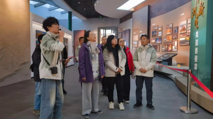 10月17日-18日，甘肅文旅集團黨委副書記、總經理馬文玫帶隊赴集團旗下子公司運營集團代管運營的額濟納胡楊林景區、額濟納胡楊生態文化科普館等地開展專題考察調研，了解額濟納胡楊林景區運營成效，并與額濟納